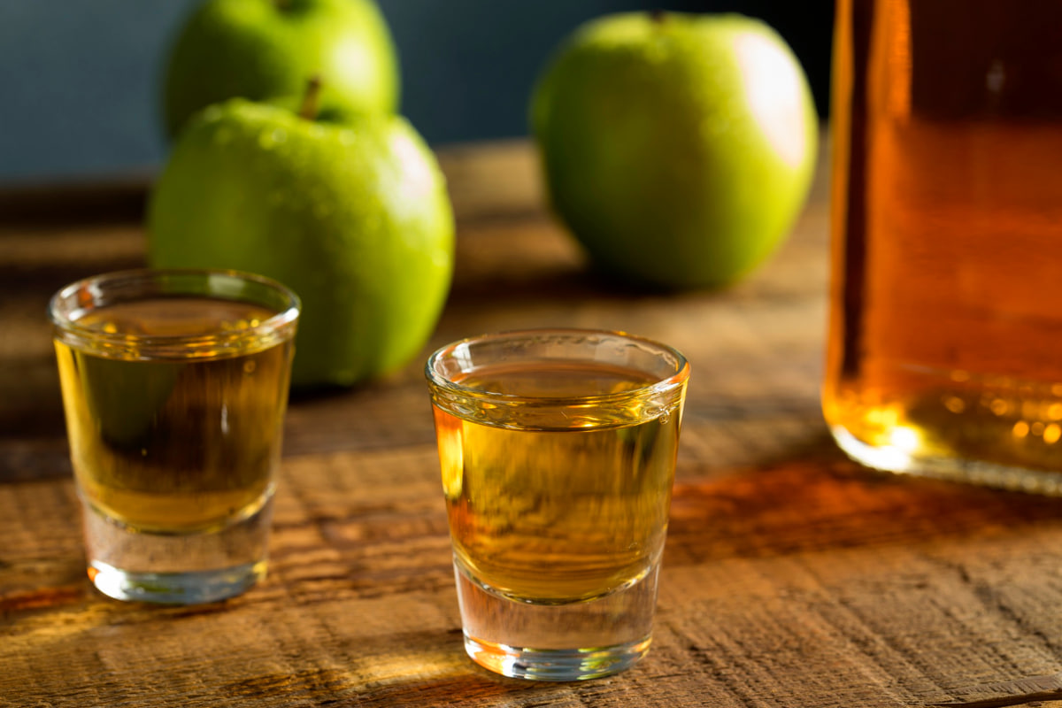 Почему Jim Beam и Jack Daniel’s начали добавлять яблоки в виски?