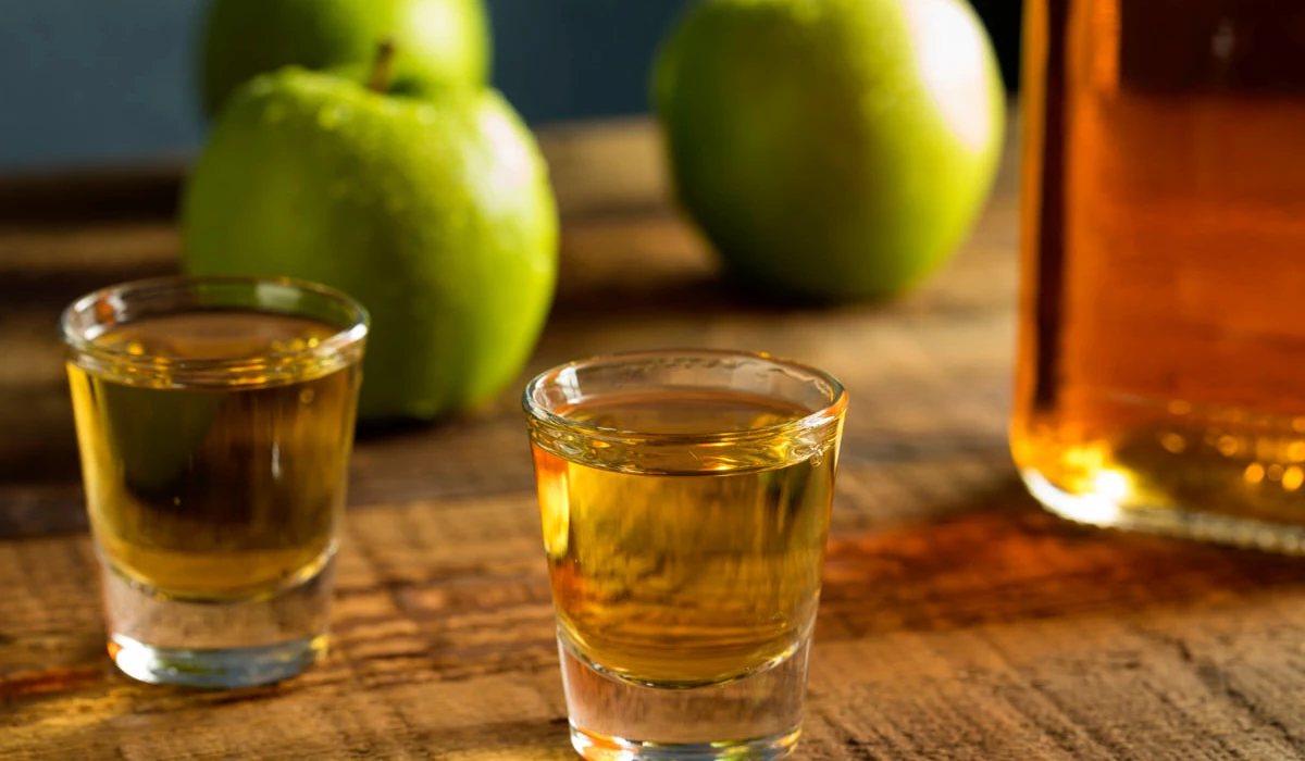 Почему Jim Beam и Jack Daniel’s начали добавлять яблоки в виски?