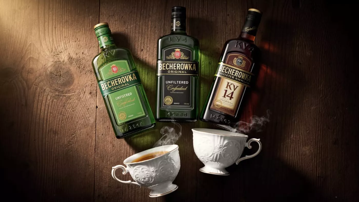 Разные версии Becherovka и фарфоровые чашечки для традиционной подачи по рецепту Густава Бехера