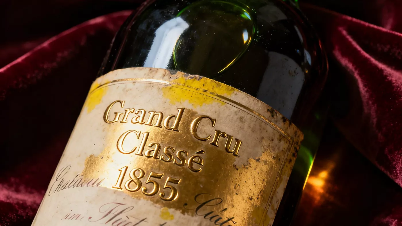 Этикетка Grand Cru Classé 1855 с золотым тиснением на бутылке бордоского вина
