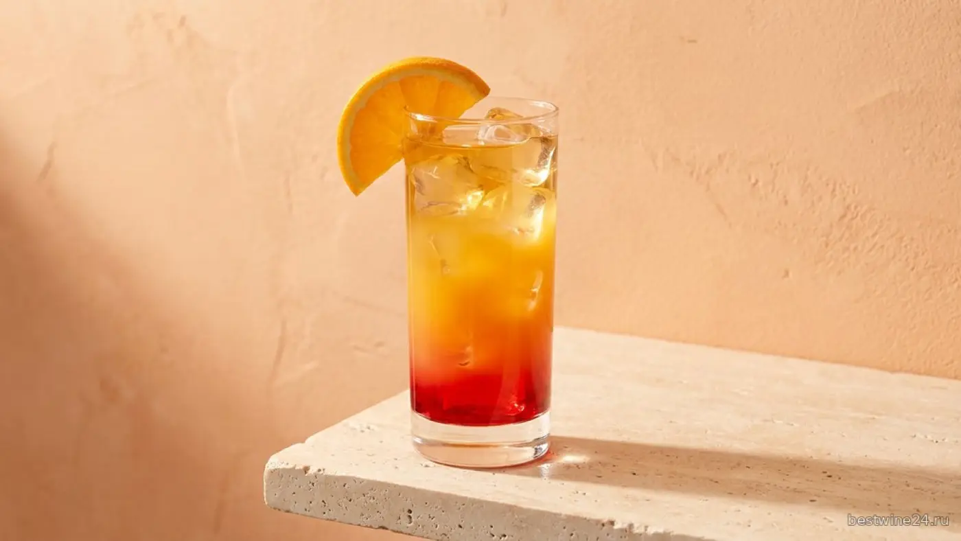 Подача коктейля Tequila Sunrise. Иллюстрация.