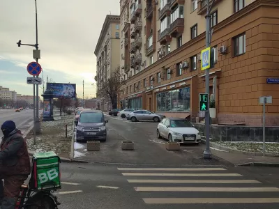 Сразу после светофора справа будет наш магазин.