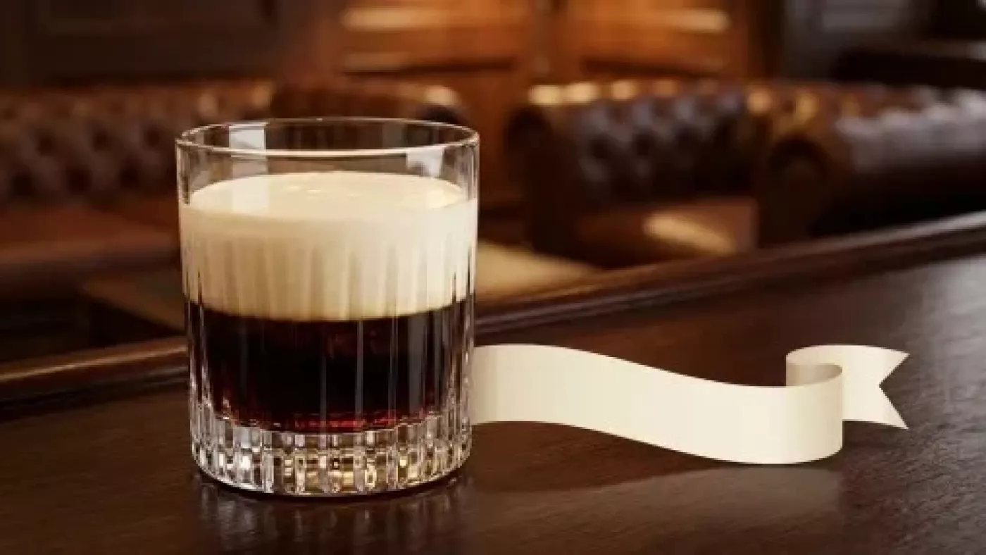 Коктейль White Russian с видимым слоением сливок и кофейного ликёра
