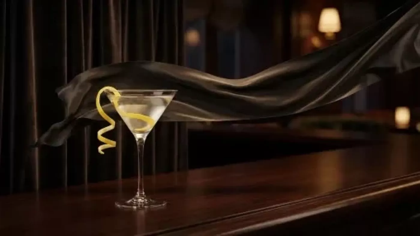 Vesper Martini в бокале купе с длинной спиралью лимонной цедры