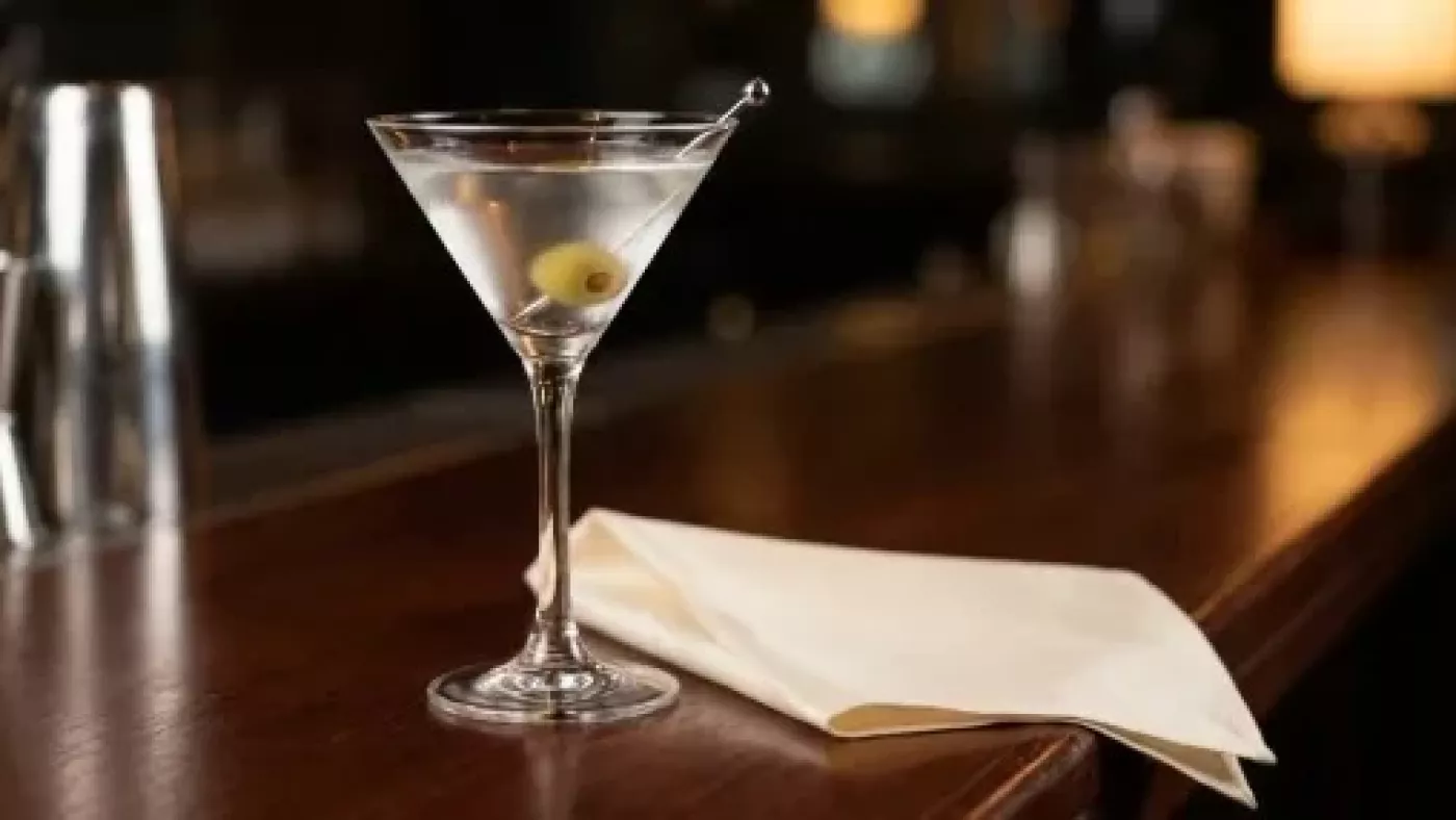 Классический Vodka Martini в бокале с оливкой
