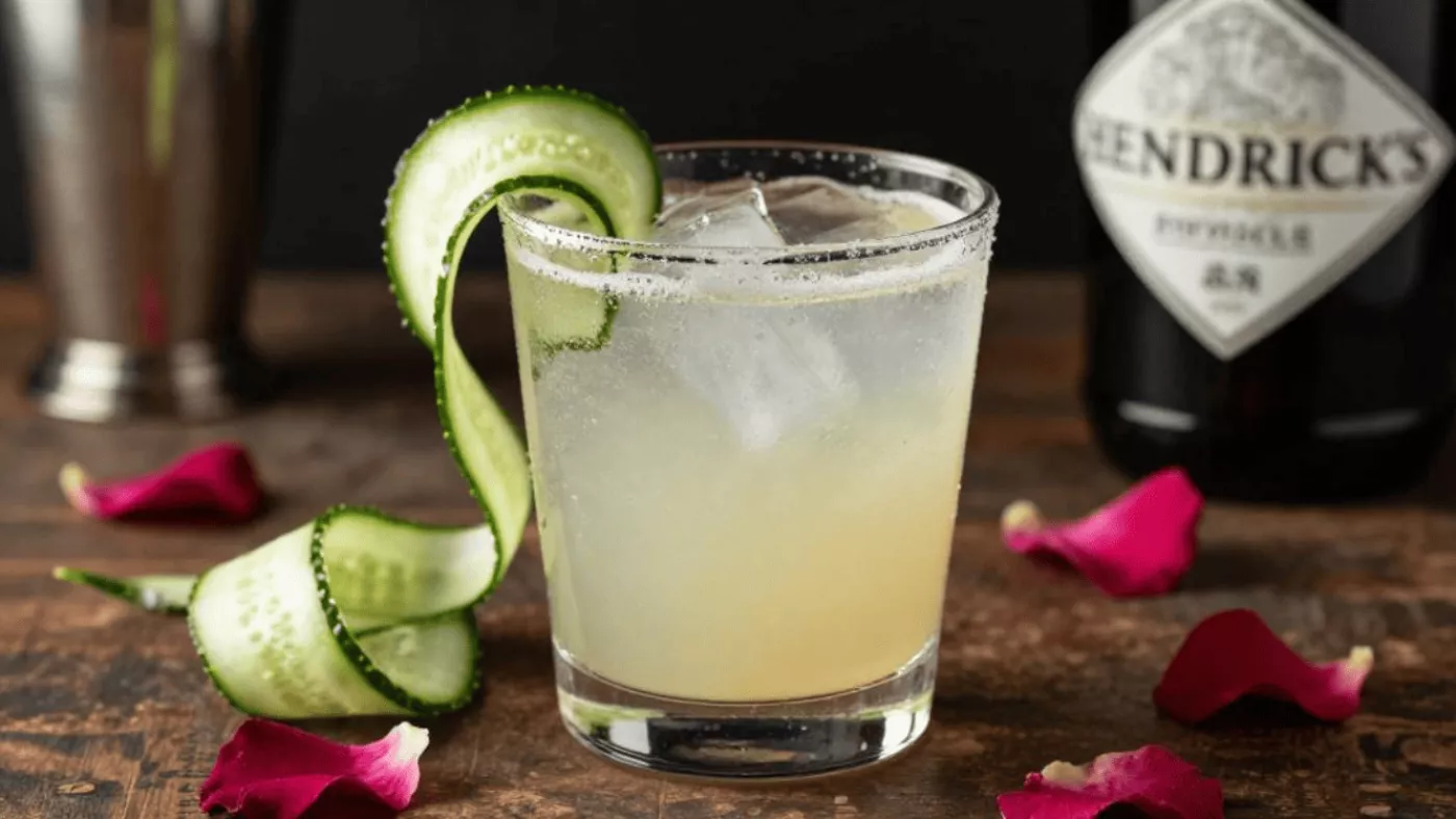Коктейль с джином Hendrick's в винтажном бокале с огуречными лентами и лепестками розы