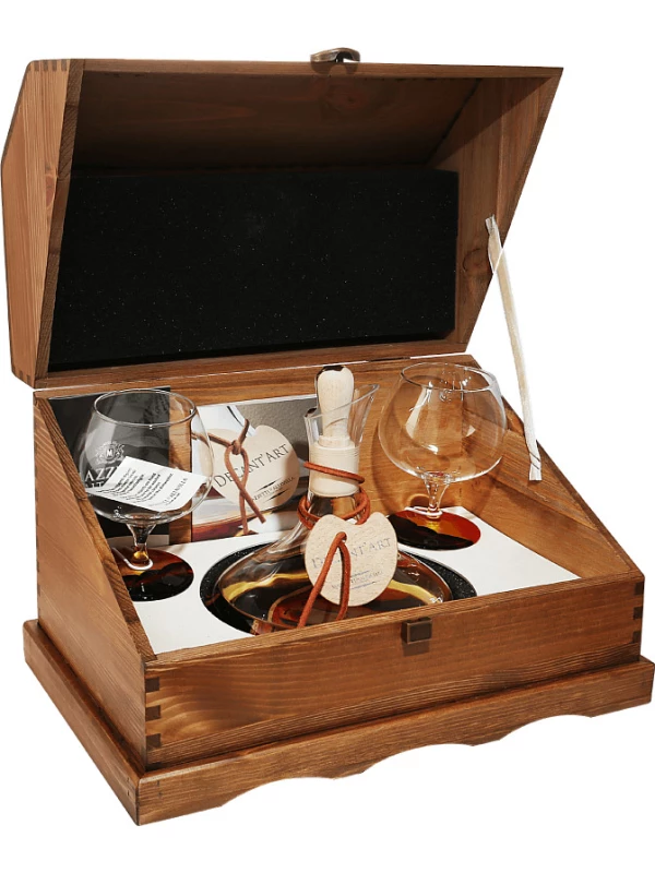 Mazzetti d'Altavilla, Grappa di Nebbiolo da Barolo Invecchiata wooden box with 2 glasses