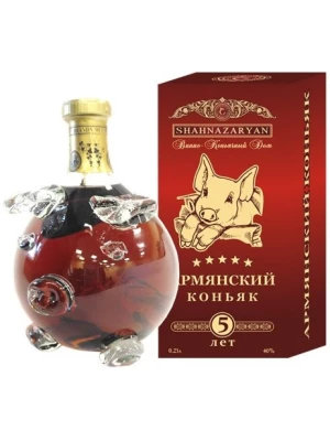 Коньяк Армянский коньяк 5-летний, в подарочной коробке (Свинка) 0.5 л