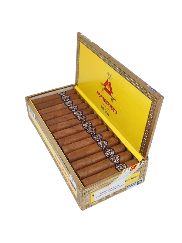Montecristo Media Corona