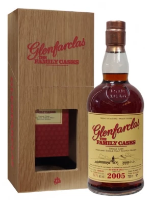 Виски Glenfarclas 2005 Family Casks (59,7%), wooden box 2005 0.7 л