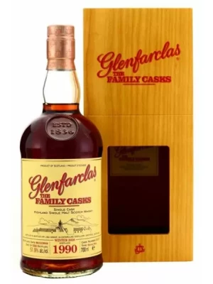 Виски Glenfarclas 1990 Family Casks (51,9%), wooden box 1990 0.7 л