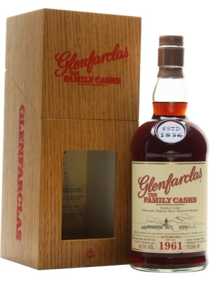 Виски Glenfarclas 1961 Family Casks (44.2%), in wooden box 1961 0.7 л