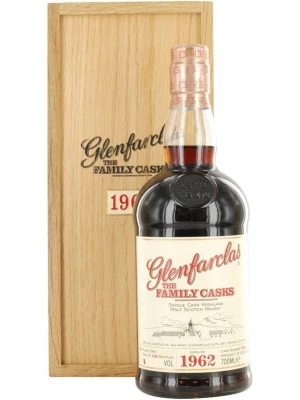 Виски Glenfarclas 1962 Family Casks, (43.4%) in wooden box 1962 0.7 л