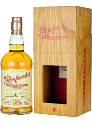 Виски Glenfarclas 1979 Family Casks (48,4%), in wooden box 1979 0.7 л