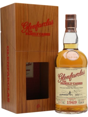 Виски Glenfarclas 1969 Family Casks (56,1%), in wooden box 1969 0.7 л